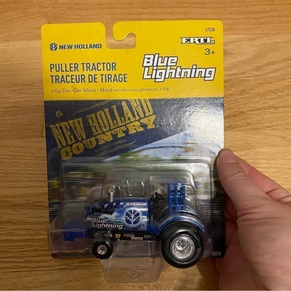 ERTL New Holland Blue Lightning Puller Tractor NEW 1/64 Farm Toy Pulling